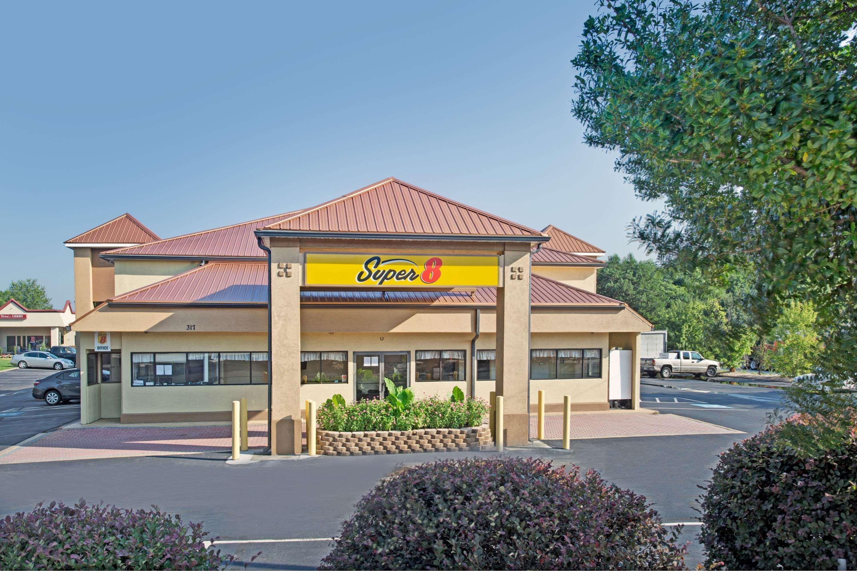Super 8 By Wyndham Suwanee Hotell Exteriör bild