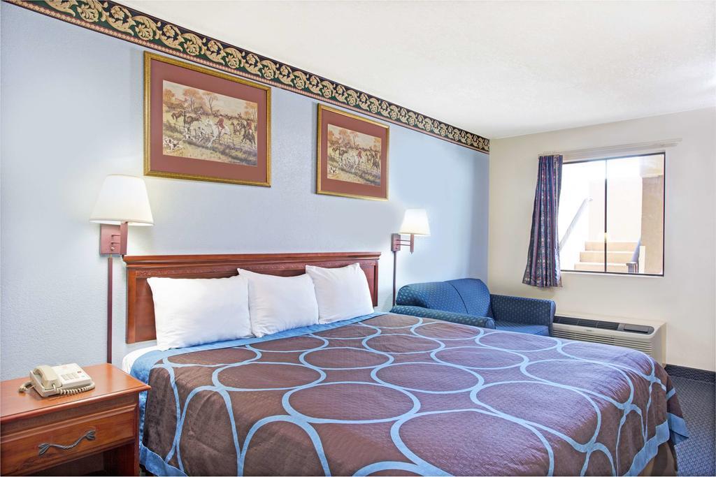 Super 8 By Wyndham Suwanee Hotell Exteriör bild