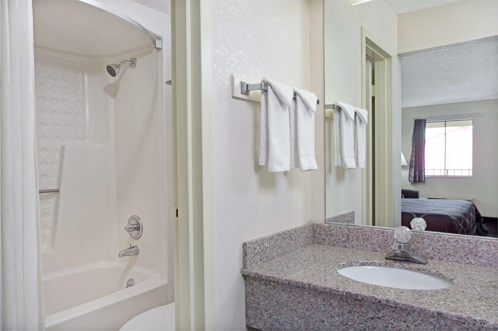 Super 8 By Wyndham Suwanee Hotell Exteriör bild